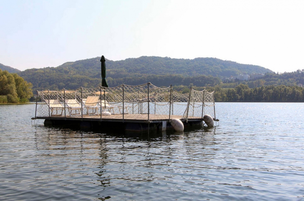 private beach, boats and solarium Plattform