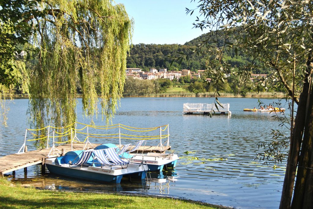villa on the lake with solarium plattform 